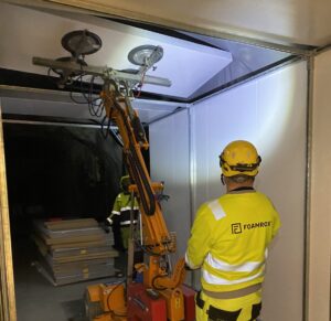Vakuum lift blir brukt til takplatene
